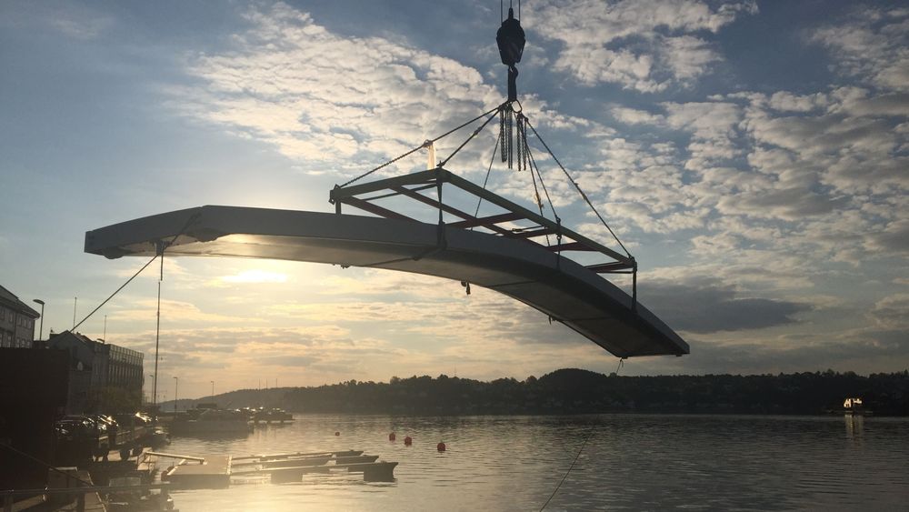 Komposittbroen er designet av Lite-House i Arendal, og produsert av CSUB.