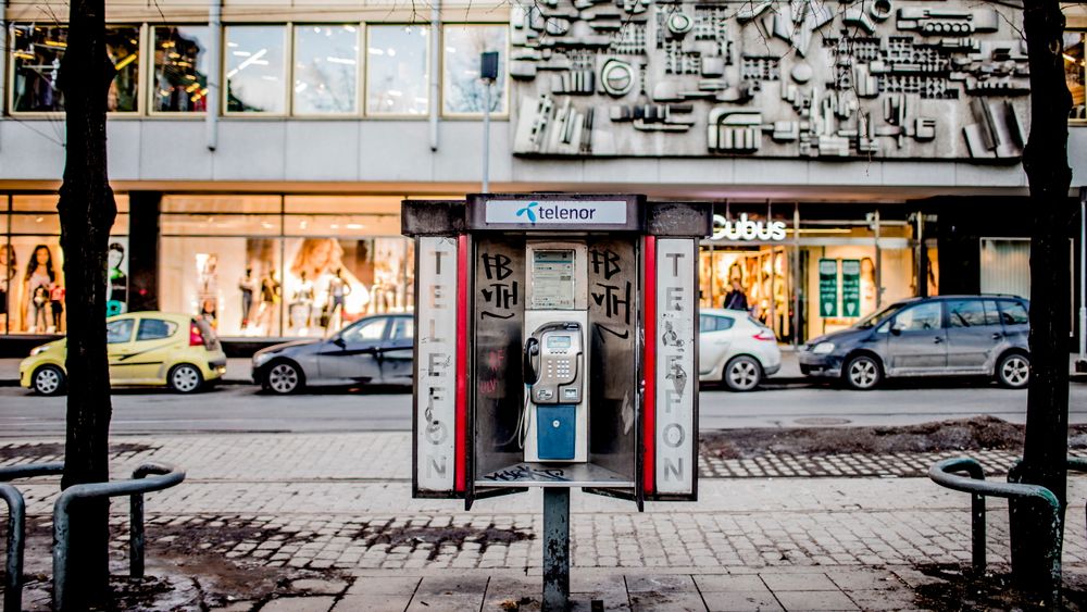 En telefonkiosk på Stortorvet i Oslo. Illustrasjonsfoto.