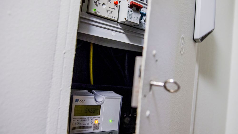 I løpet av året som kommer skal alle husstander ha fått installert automatiske strømmålere. NB: Feilen gjelder strømmålere fra det koreanske firmaet Nuri Telecom, ikke Aidon som er avbildet på dette illustrasjonsfotoet.