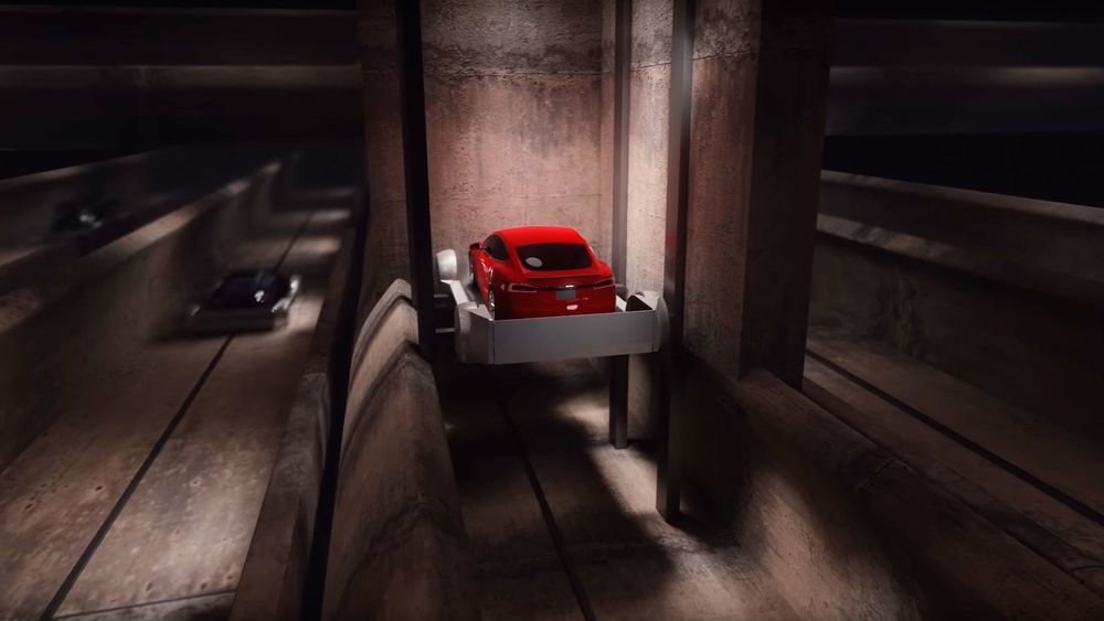 Bilene heises ned i en tunnel, og sendes på skinner til destinasjonen.