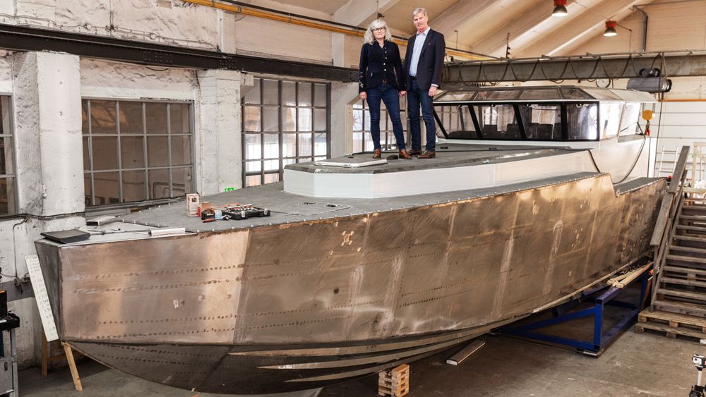 Prototypen P16 er drøyt 17 meter lang. Snart venter sjøsetting. Petra og Håkan Rosén håper Forsvaret vil bruke båten som patruljebåt.