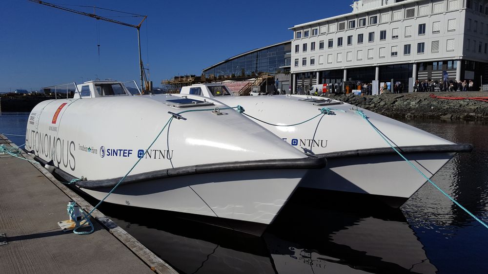 Kongsberg Seatex: De to førerløse båtene, som er ombygde fritt-fall-livbåter, har fått navnene «Ocean Space Drone 1» og «Ocean Space Drone 2». Malingen hadde knapt tørket da de ble vist fram i går.