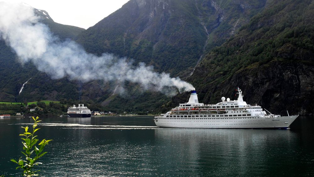 Ifølge Sjøfartsdirektoratet er de fleste skip som besøker norske fjorder bygget før 2000 og mangler moderne rensetknologi. Store mengder skipseksos forstyrrere både det visuelle inntrykket av vakre norske fjorder og fjell samt forurenser lufta unødig. Bildet er fra Flåm.