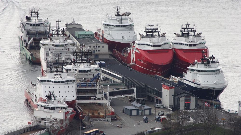 En vanlig situasjon i Bergen: Mange offshoreskip til kai. Alle bruker dieseldrevne generatorer til strømproduksjon. De bidrar til 35 % av de helseskadelige NOx-utslippene fra havna. Ett landstrømpunkt for ett skip er nå satt opp til venstre på Skoltekaien.