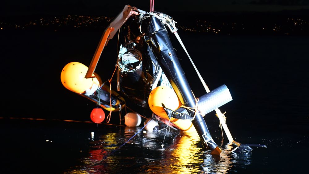 Tre personer ble hentet opp av sjøen etter helikopterstyrt i Sandviken i Bergen. Én var alvorlig skadd.