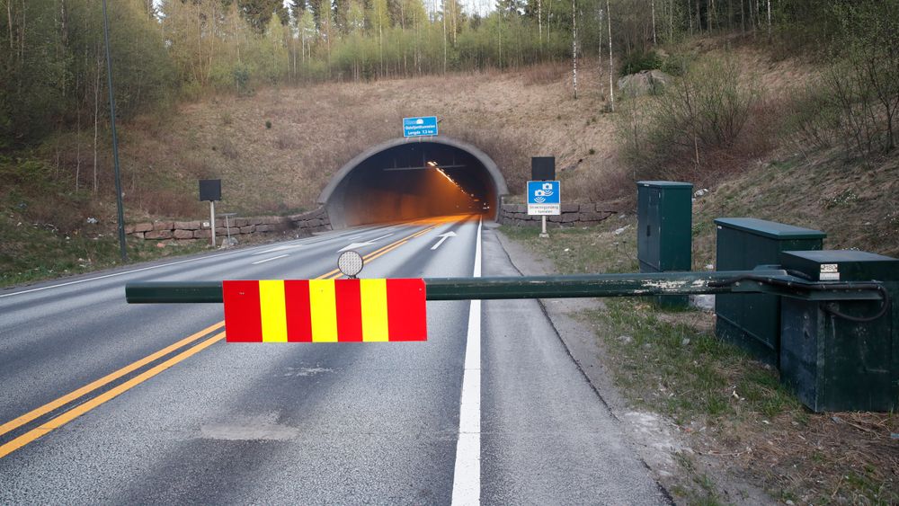 To personer er evakuert ut av Oslofjordtunnelen etter at en lastebil med papir begynte å brenne ca. to kilometer inn i tunnelen fra Drøbaksiden. Nå vurderer Vegdirektoratet forbud mot tungtransport i tunnelen på visse tidspunkt av døgnet
