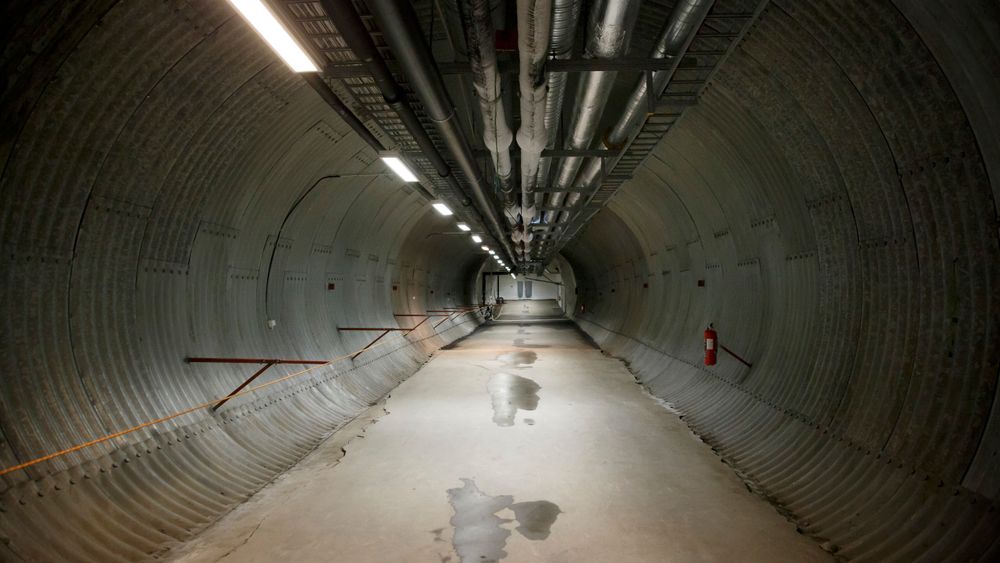 Det ble store vanninntrengninger i denne tunnelen da det plutselig begynte å regne på Svalbard i Oktober. Nå er Statsbygg i gang med å se på tiltak for å tette tunnelen.