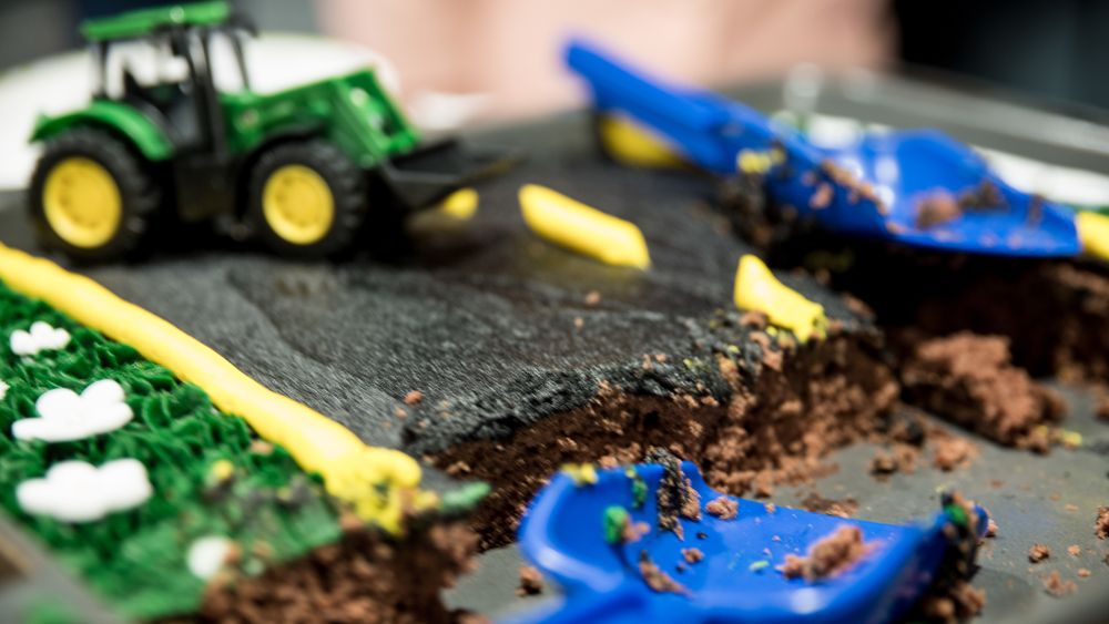 Da graveforskriften ble presentert i 7. juni 2017, spanderte IKT-Norge kake med traktor og spader på regjeringen.
