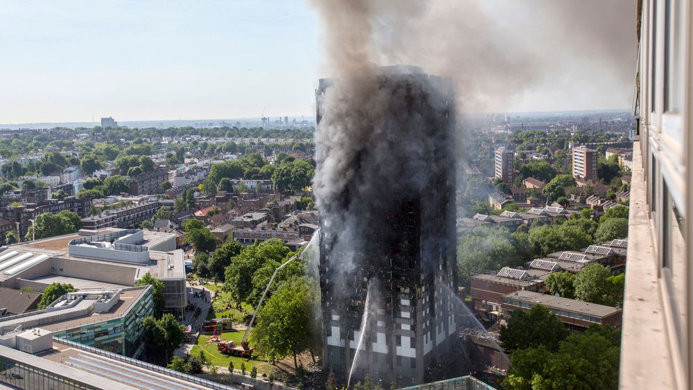 Den 24 etasjer høye boligblokken i London er fullstendig utbrent. Det spekuleres nå i om blokken  kan ha manglet brannsperrer. 