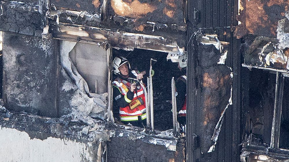 Det er trolig brukt brennbare fasadeplater i boligblokken som brant i London.