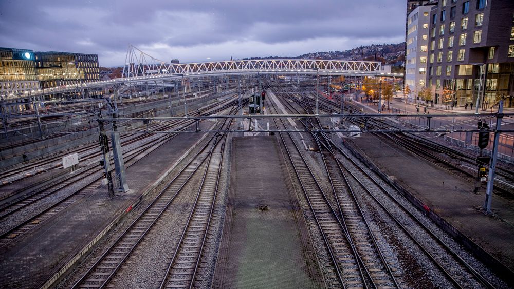 Fra og med lørdag vil det gå langt færre tog fra Oslo sentralbanestasjon.