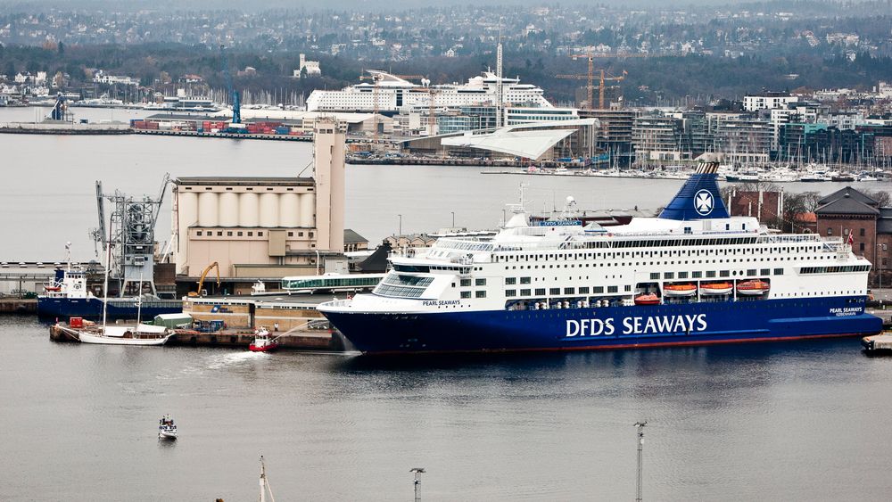 DFDS-fergen Pearl Seaways til kai på Utstikker 2 på Vippetangen. Color Line på Hjortneskaia i bakgrunnen har benyttet landstrøm siden 2011.
