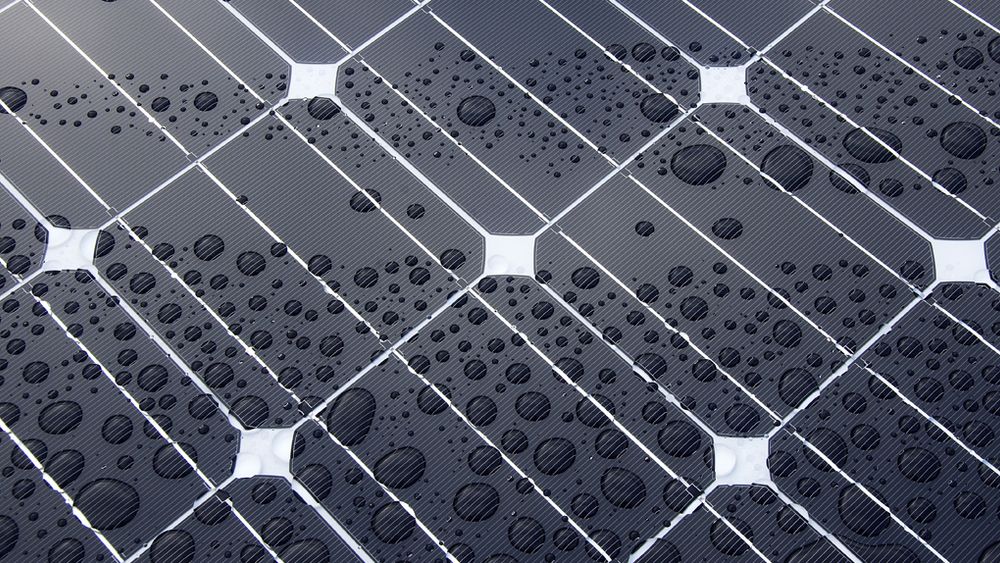Vask av solcellepaneler er viktig for å ikke tape effektivitet.