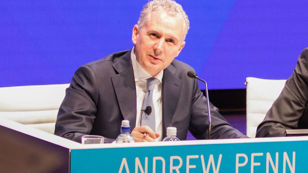Telstra-sjef Andrew Penn sier operatørene trenger flere bein å stå på, og bør være forberedt på at prisen på mobildata kan gå mot null.