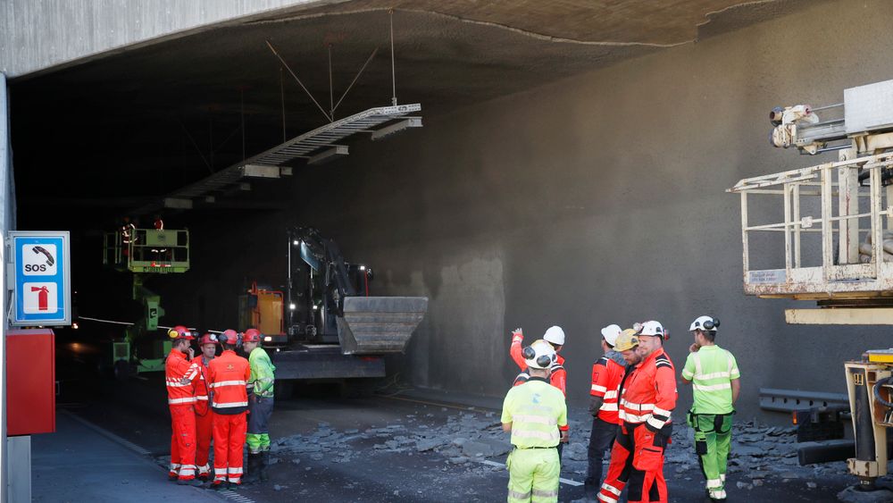 Deler av murpussen i taket på Brynstunnelen har falt ned. Foto: Terje Bendiksby / NTB scanpix