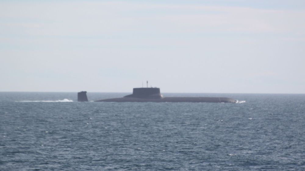 Den gigantiske atomubåten Dmitrij Donskoj seilte tirsdag sørover langs norskekysten på sin ferd mot Østersjøen.