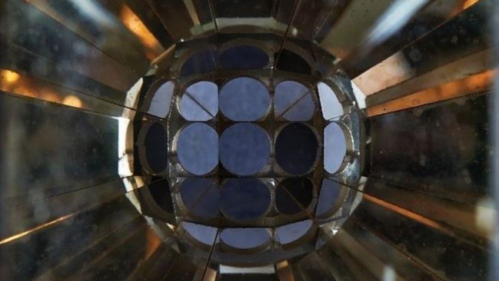 MIT's forsøk på å øke utnyttelsgraden av sollys til elektrisitet byr på et komplisert solcelleanlegg, som bruker svarte karbon-nanorør, som fungerer som en lystrakt over solcellene.