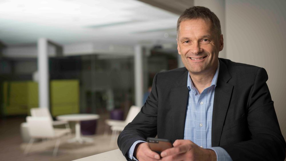 Telia Norge-sjef Abraham Foss er fornøyd med et høyt aktivitetsnivå rundt tingenes Internett og mer databruk fra kundene. Litt mindre fornøyd med å ha mistet 30.000 kunder i løpet av tredje kvartal.