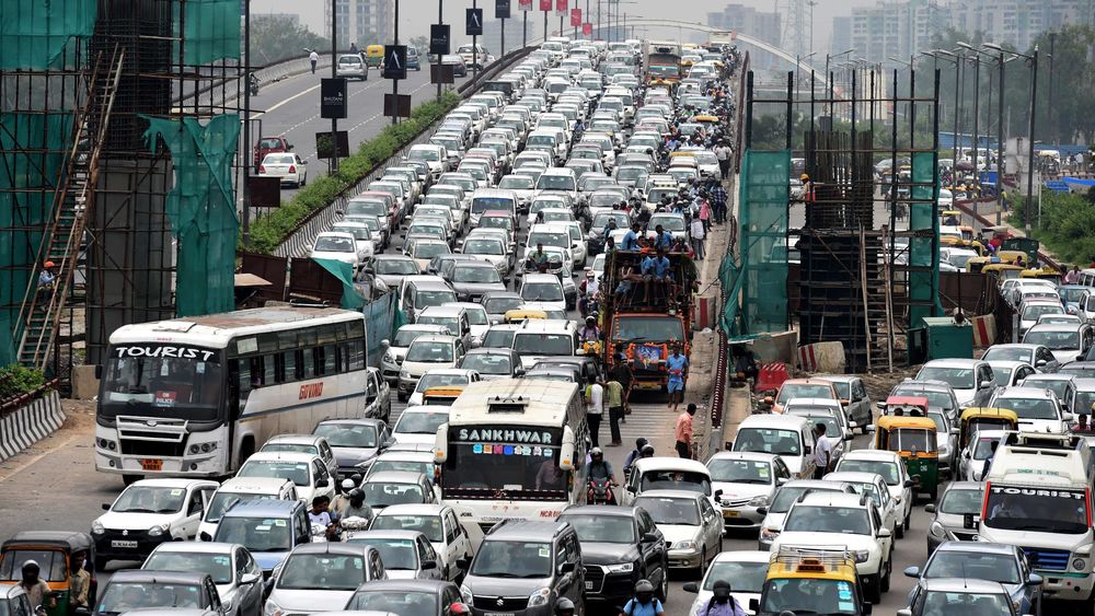 Indias transportminister sier de ikke vil tillate selvkjørende biler på indiske veier. Her fra en trafikkork i New Delhi.