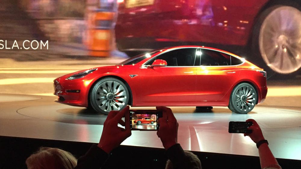Det er stor interesse for Teslas Model 3, og i morgen leveres de første 30 bilene.