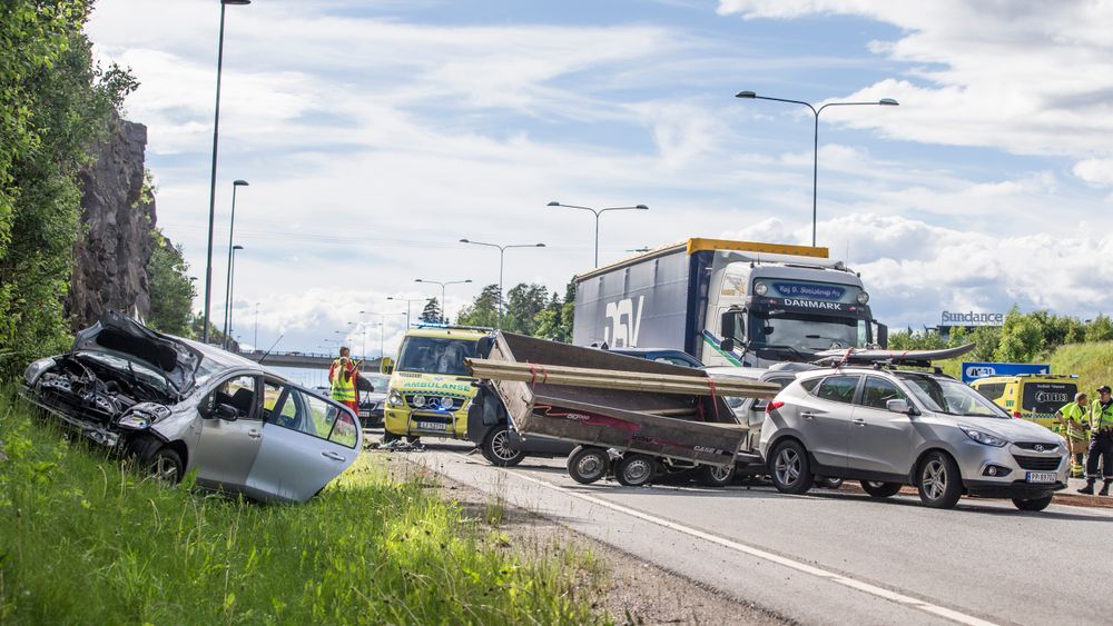 Flere personer er skadet etter at en trailer kjørte inn i tre personbiler og en minibuss som sto i kø på E18 ved Bentsrudkrysset i Vestfold i juni.