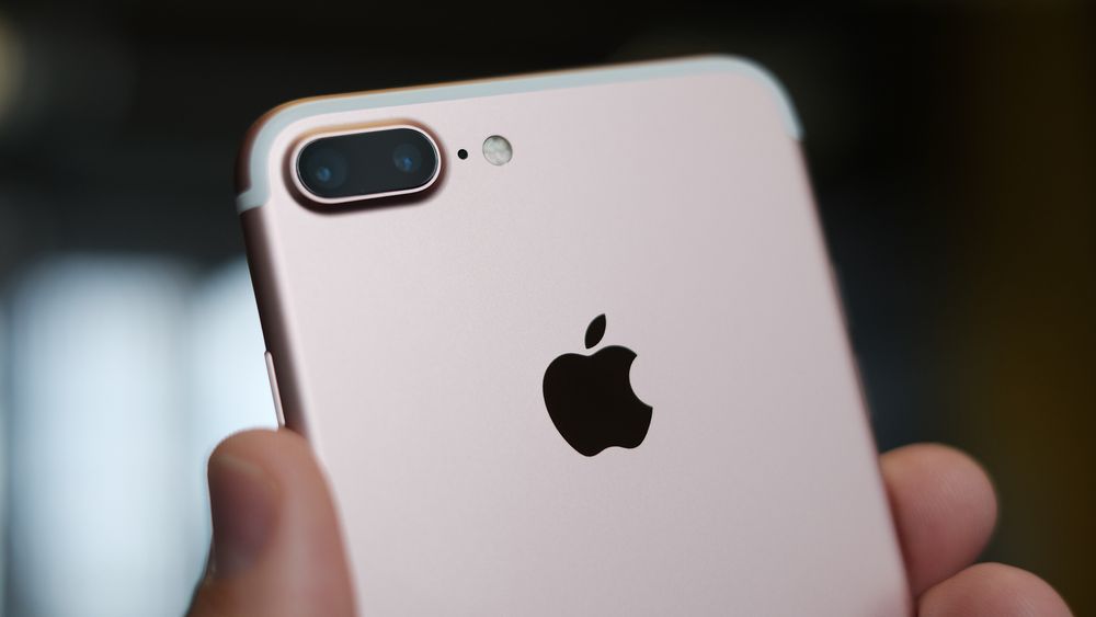 Selv om Apple skulle miste andreplassen i smartmobilmarkedet i årets tredje kvartal, vil dette snu seg raskt så snart salget av iPhone 8 virkelig kommer i gang. På bildet vises en iPhone 7 Plus.