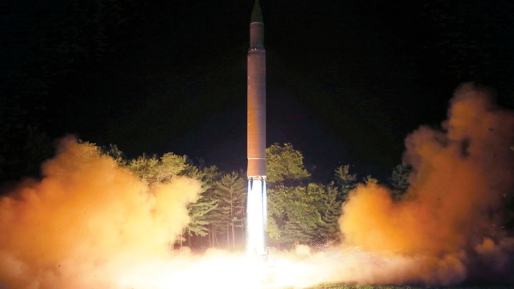 Nordkoreanske myndigheter distribuerte i slutten av juli dette bildet som skal vise nok en prøveoppskyting av et interkontinentalt ballistisk missil av typen Hwasong-14.