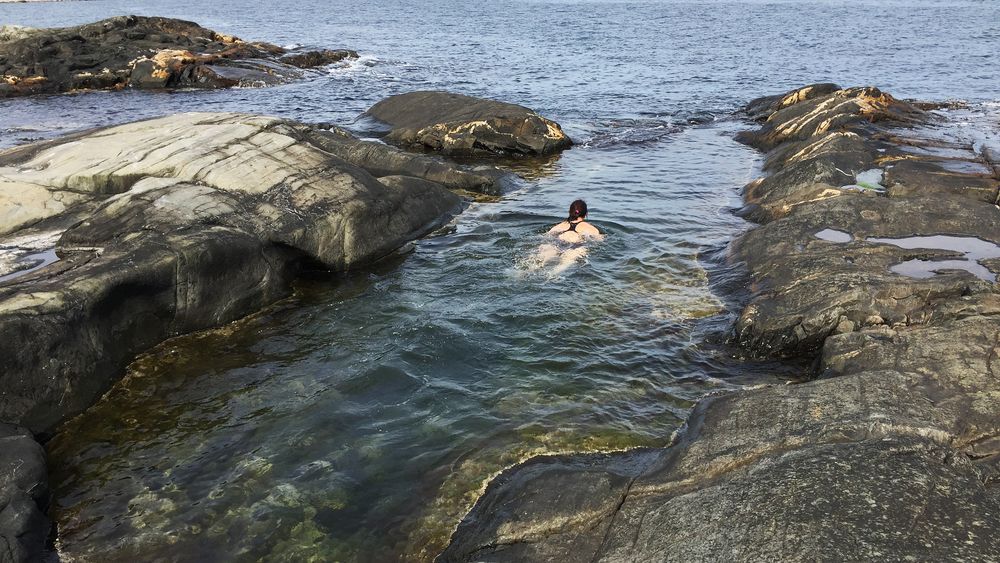 Selv om Jomfruland blir nasjonalpark, kan sommergjester fortsatt bade i sjøen og denne kulpen som blir kalt «badekaret.