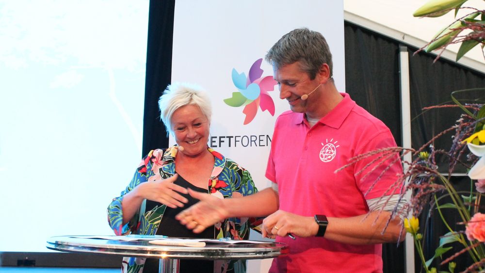 Anne Lise Ryel, leder i Kreftforeningen og administrerende direktør Arne Norheim i IBM undertegnet formelt en ny samarbeidsavtale under Arendalsuka.