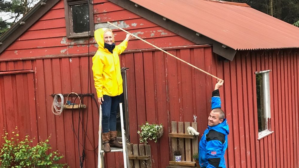 Sivilingeniør Kari-Marie Høyvik Holmstrøm får sponset solceller av arbeidsgiver. Sammen med Gunnvar F. Davidsen fra Team Ferking, en av samarbeidspartnerne til Norske Soltak AS sjekker de om uthuset hennes kan være egnet plassering.