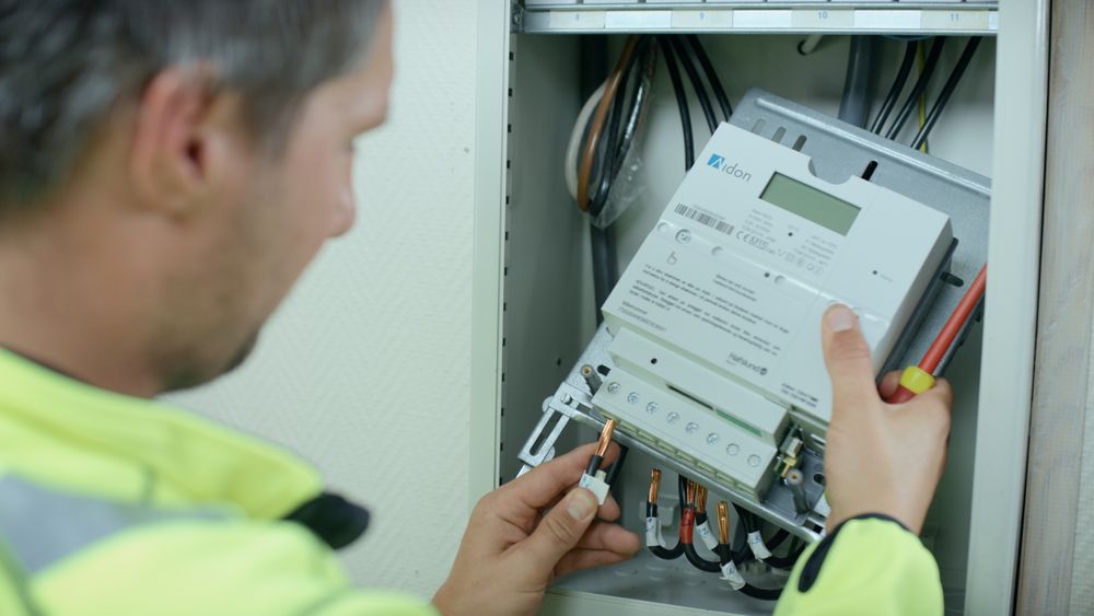 Nesten 1000 har fått denne boksen, men har fått lov å slippe senderen som sender inn dataene til nettselskapene. Foto: Hafslund Nett.
