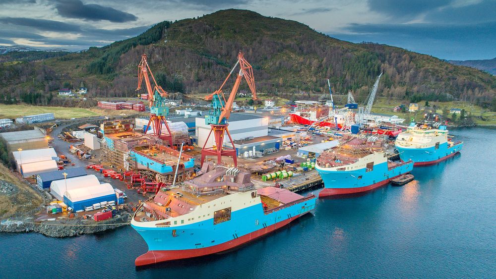 Tre av seks ankerhåndteringsfartøy ligger til utrustning ved Kleven i Ulsteinvik tildigere i år. Per august 2017 er to levert. 