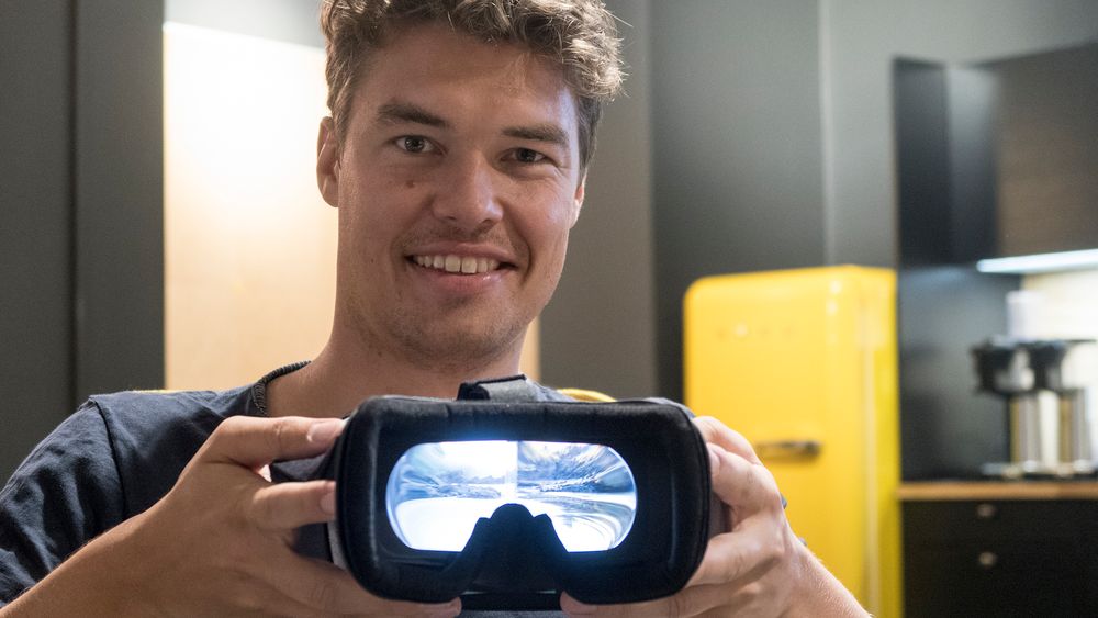 Filmens hule: Det Harald Manheim holder opp ser ut som en VR-brille, men det er det så langt fra. Dette er en film og videobrille for å kunne bruke mobiltelefonen som storskjerm. Foto: Odd Richard Valmot