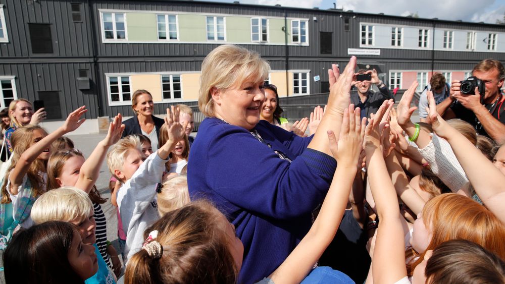 Statsminister Erna Solberg og flere statsråder besøkte Bekkestua barneskole fredag for å legge fram en ny digitalstrategi for norsk skole.