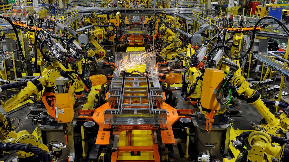 Robotiske armer sveiser chassis ved Ford Claycomo Assembly Plant i  Claycomo, Missouri i USA.