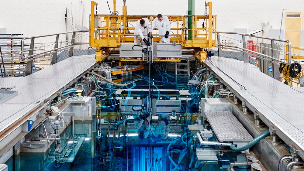 To forskere arbeider på testreaktoren i Petten.
