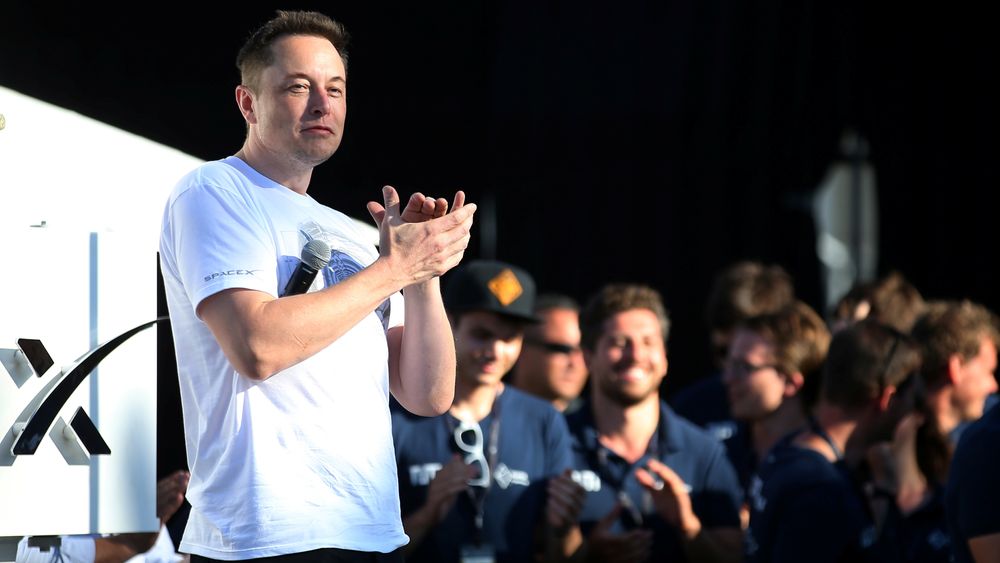 Elon Musk applauderer Warr Hyperloop, vinneren av SpaceX Hyperloop Pod Competition II in Hawthorne i California i slutten av august. Nå har Musks egen kapsel satt ny fartsrekord.