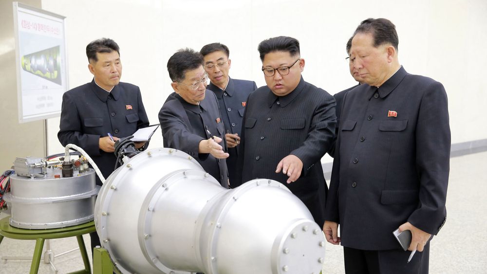Nord-Korea kan ha gjennomført en kjernefysisk prøvesprenging. Nord-Korea har utviklet en hydrogenbombe som kan festes til den nye interkontinentale raketten landet har utviklet, meldte det nordkoreanske nyhetsbyrået KCNA tidligere søndag. Her er landets leder Kim Jong-un fotografert under en inspeksjon søndag.