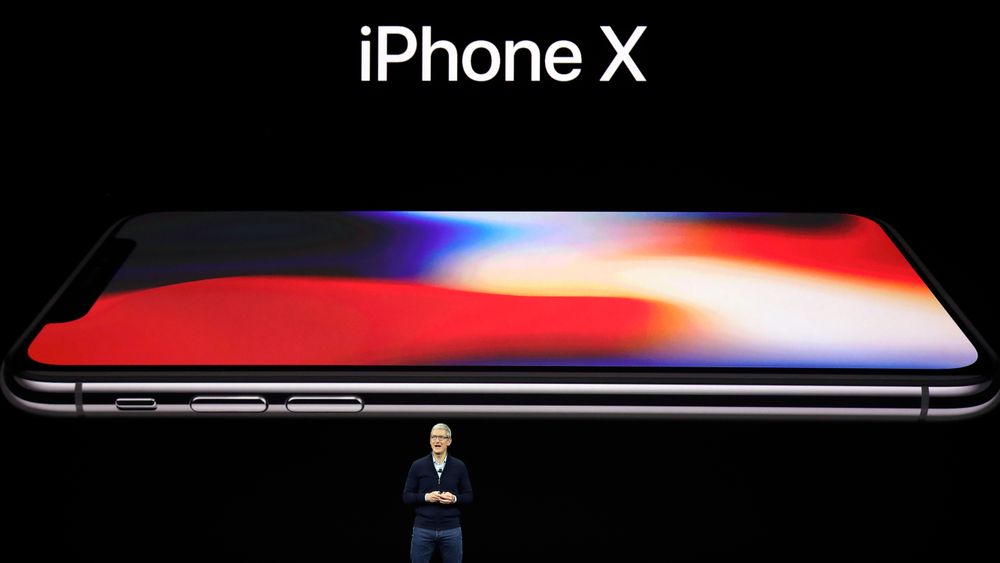 Apple-sjef Tim Cook viser frem den nye iPhone X-modellen. (Arkivfoto)