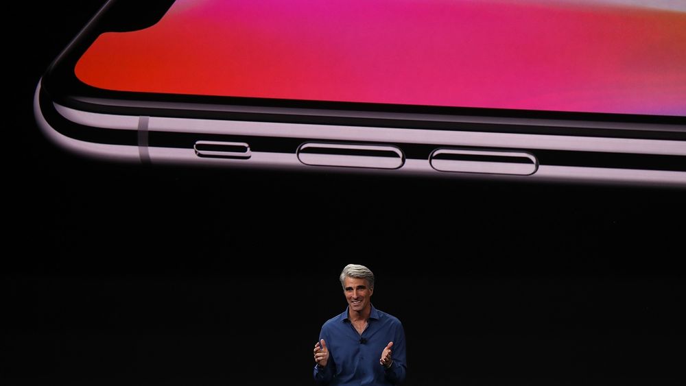 Det stokket seg da Craig Federighi skulle demonstrere hvordan man låser opp ny iPhone med ansiktet.
