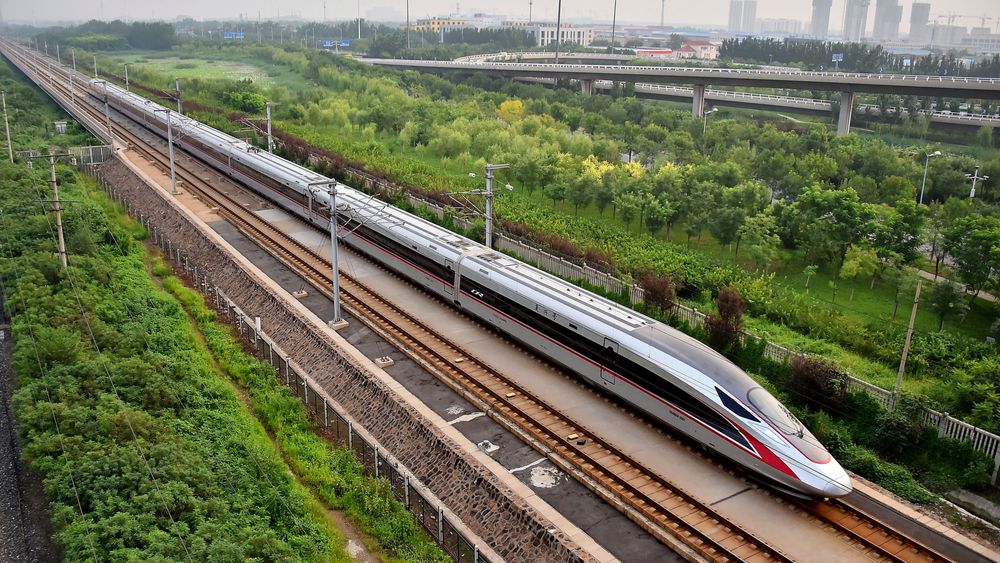 Nå starter endelig arbeidet med Indias første hurtigtog. Bildet viser et Fuxing bullet train i Kina.
