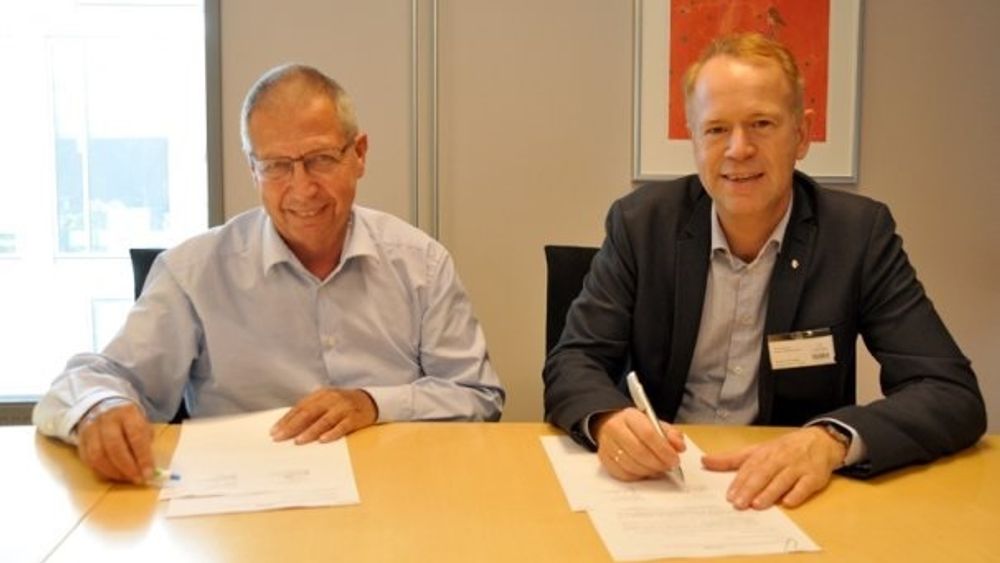 Vegdirektør Terje Moe Gustavsen og direktør Øivind Strømme i Skatteetatens regionavdeling signerte avtalen som skal bedre arbeidet mot arbeidsmarkedskriminalitet.