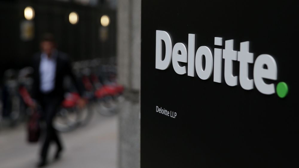 ILLUSTRASJONSBILDE: Hackere skal i flere måneder ha hatt tilgang til epost til flere av Deloittes klienter. Bildet viser selskapets logo utenfor selskapets kontorer i London.