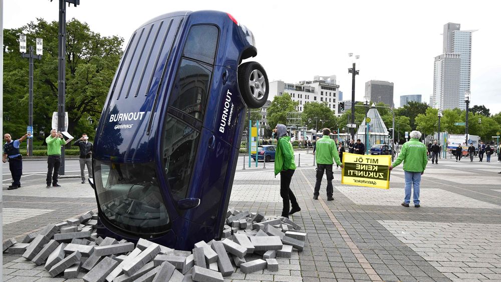 Aktivister fra Greenpeace demonstrerer i Frankfurt mot det de mener er klimaskadelig bilindustri.