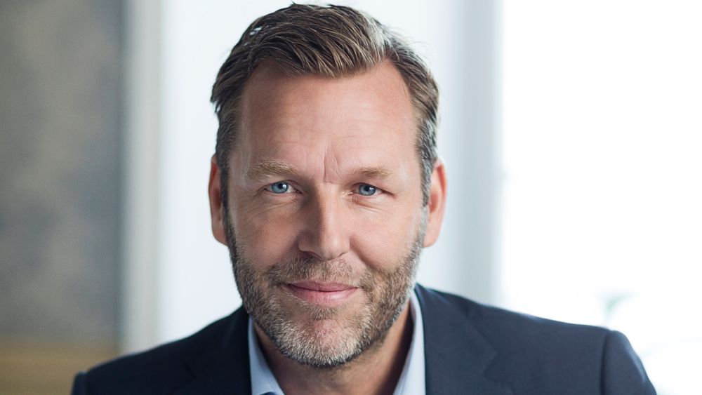 Konsernsjef Johan Dennelind i Telia har flere ganger måttet avsanne anonyme påstander publisert i Svenska Dagbladet.