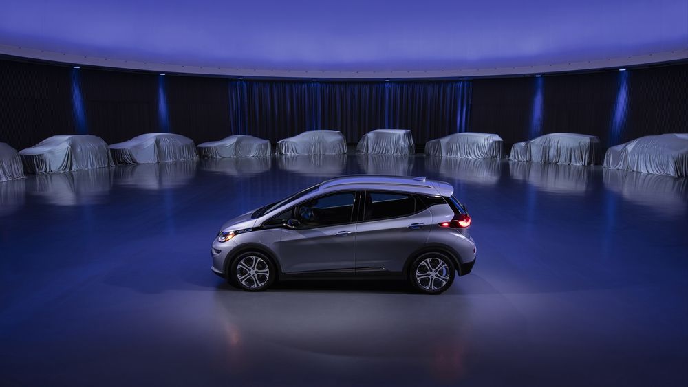 En Chevrolet Bolt foran tildekkede biler skal symbolisere General Motors' nye elbilstrategi som blant annet går ut på å lansere minst 20 nye batterielektriske modeller i løpet av fem år.