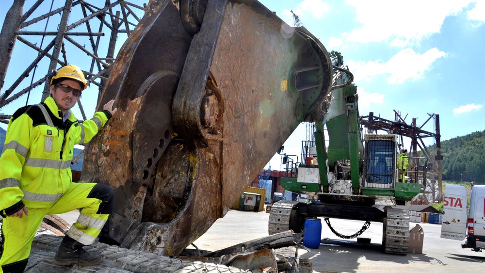 Kraftig saks: Ved basen i Vats kan prosjektdirektør Odd Magne Grøntvedt hos AF Offshore Decom vise fram denne gigantiske gravemaskinen som med sin hydrauliske saks kan klippe gjennom 40 millimeter tjukke stålplater. (Foto: Thomas Førde)