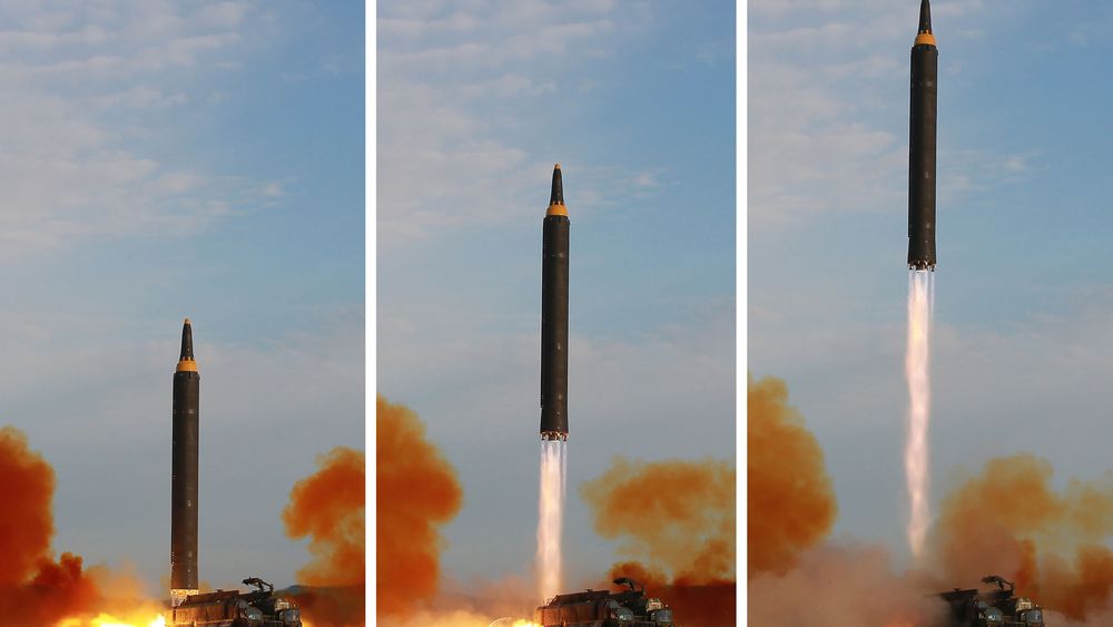 I dette udaterte bildet som ble sluppet 16. september i år, skyter Nord-Korea opp mellom- og langdistansemissilet Hwasong-12.