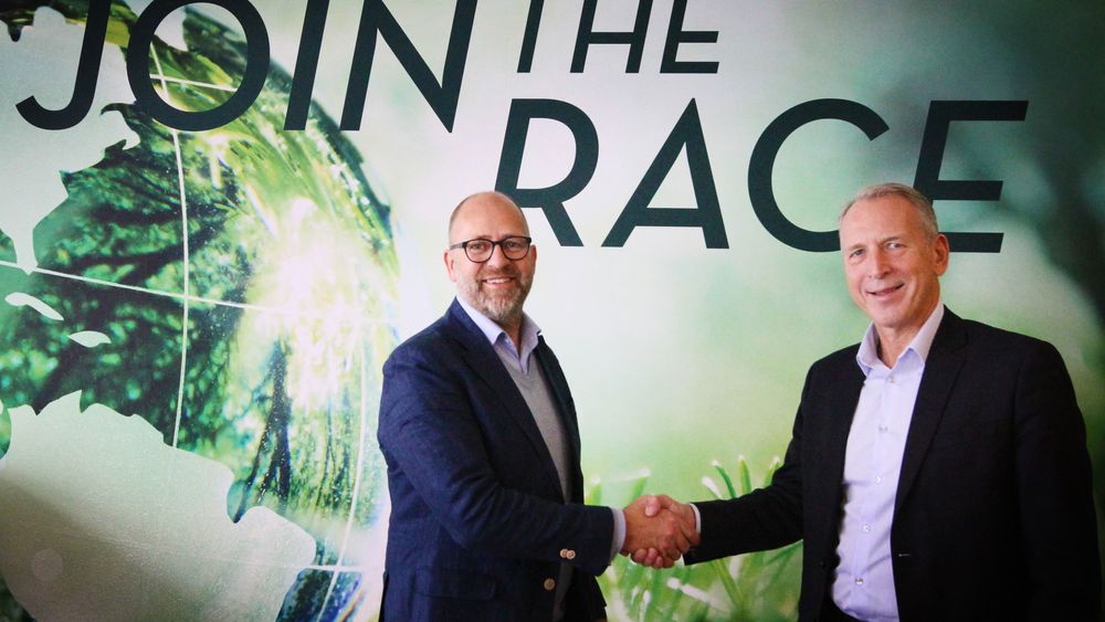Styreleder og eier Peder Nærbø (til venstre) har inngått avtale med administrerende direktør Per Helge Svensson om bruk av fiber fra Tampnet til det europeiske fastlandet via England. 