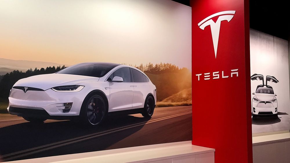 En Tesla Model X vises på en plakat i forbindelse med Teslas fremlegging av tallene for andre kvartal i år. Enkelte utgaver av Model X veier over 2,5 tonn og vil rammes av den foreslåtte avgiften.